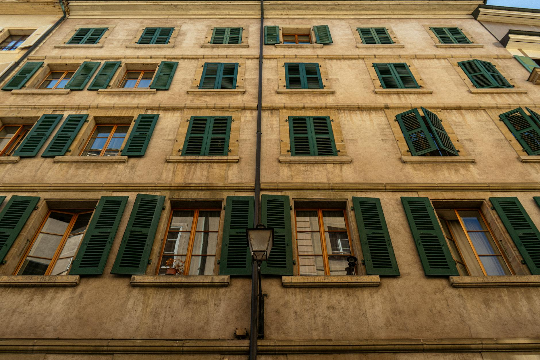 Facharbeiter installieren Dämmung an der Aussenwand eines Schweizer Einfamilienhauses mit Blick auf die Alpen im Hintergrund
