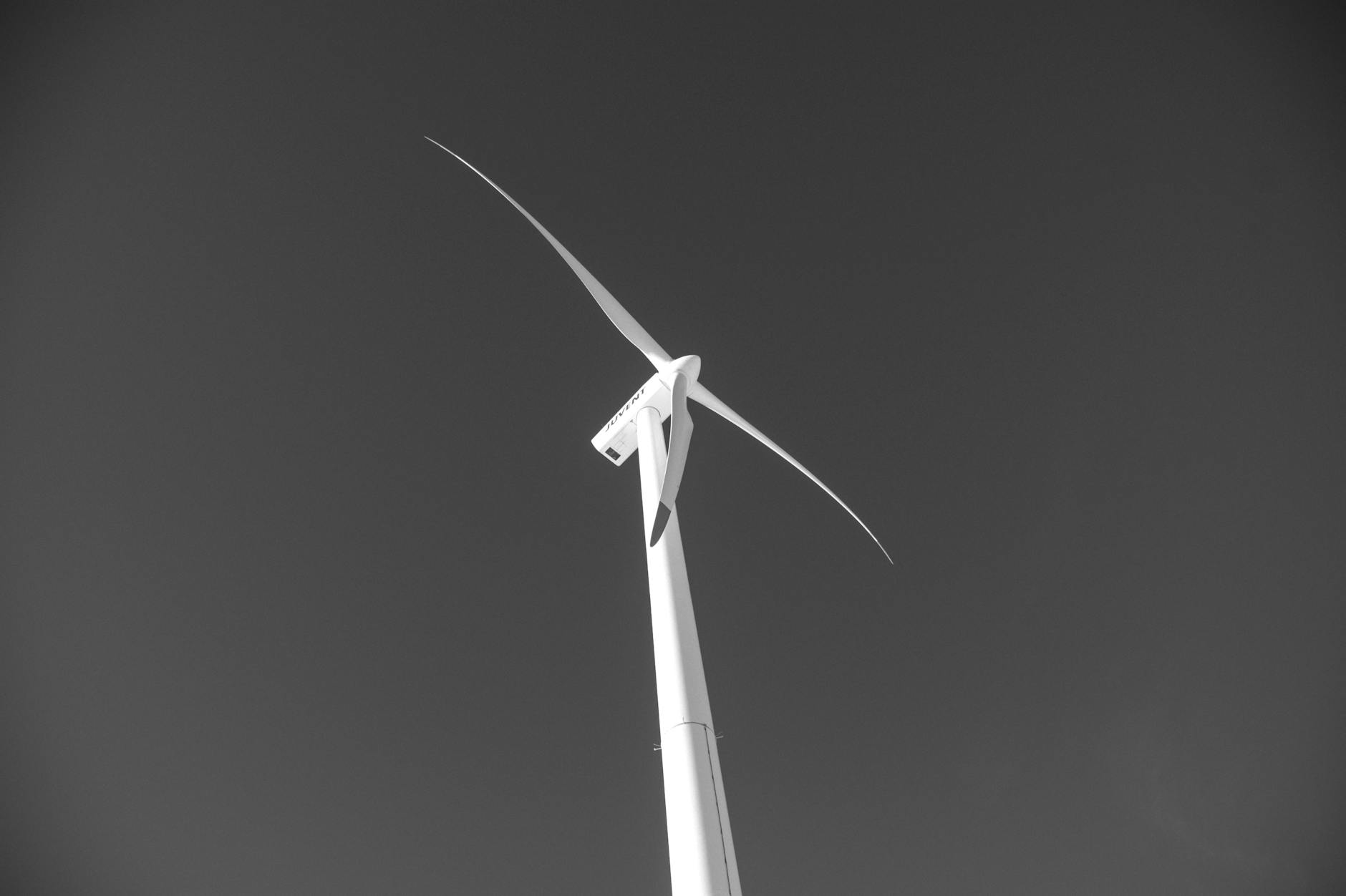 Eine moderne Hybrid-Wärmepumpe in einem Schweizer Einfamilienhaus, die effizient und umweltfreundlich Heizwärme bereitstellt.