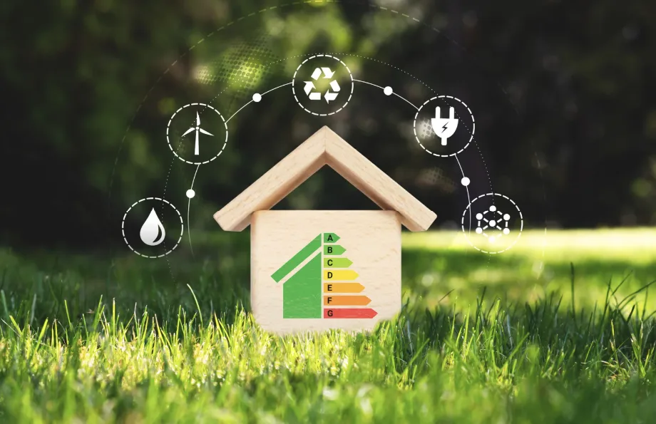 Ein traditionelles Schweizer Einfamilienhaus während einer energetischen Sanierung mit sichtbarer Fassadendämmung und neuen Fenstern, um Energieeffizienz und Wertsteigerung zu demonstrieren.