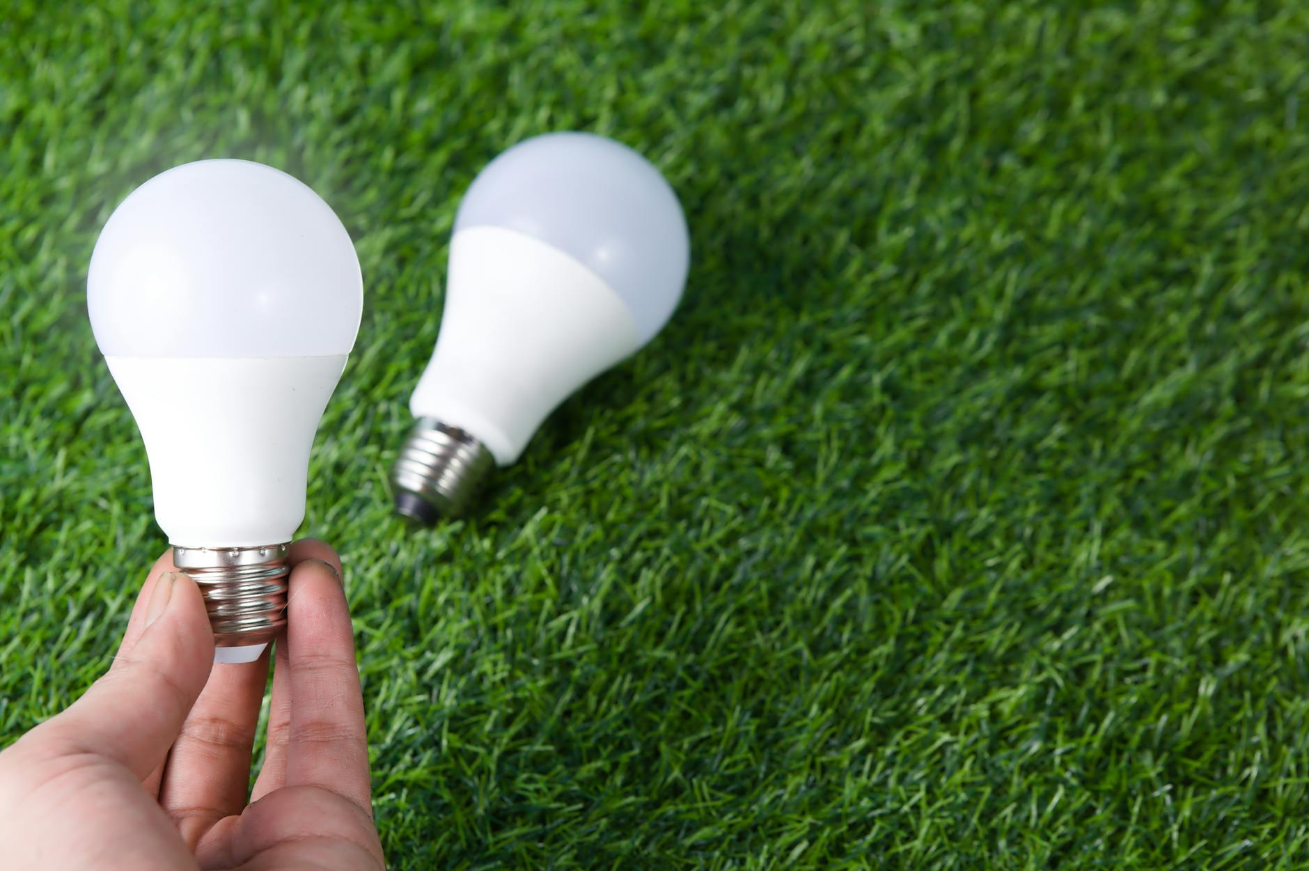 Ein umweltfreundlich beleuchteter Schweizer Garten mit Solarleuchten, die nachts sanftes Licht auf Pflanzen und Wege werfen, ohne die Natur zu stören.