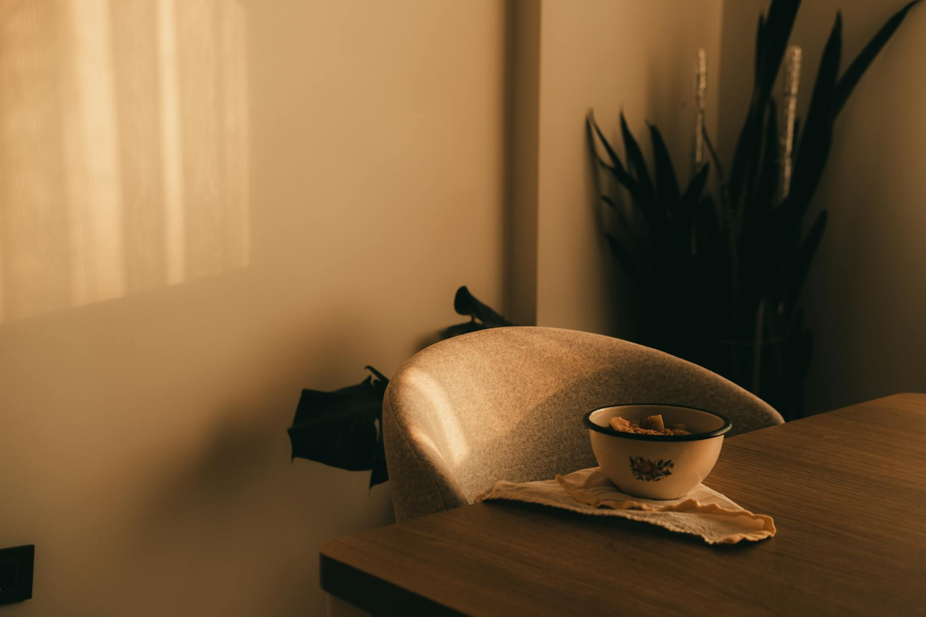 Ein moderner, heller Wohnraum in einem Schweizer Apartment mit Holzböden, großen Fenstern, nachhaltigen Materialien und integrierter smarter Haustechnik.