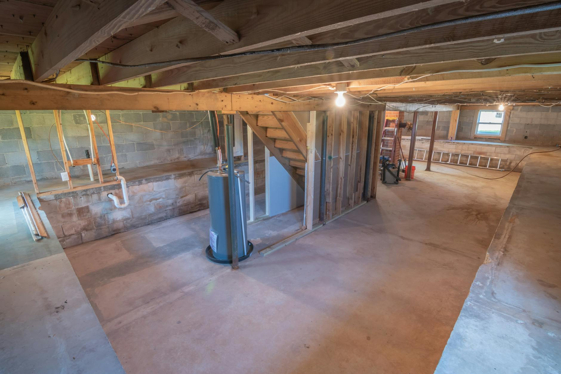 Architekt und Bauherr besprechen Baupläne vor einem Schweizer Chalet im Bau, um Planungsfehler zu vermeiden.
