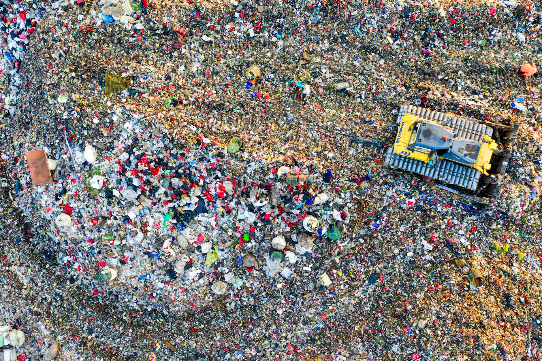Renovierungsarbeiten an einem Schweizer Altbau: Ein Handwerker arbeitet an der historischen Holzfassade eines Chalets, während Baupläne und Werkzeuge im Vordergrund liegen.
