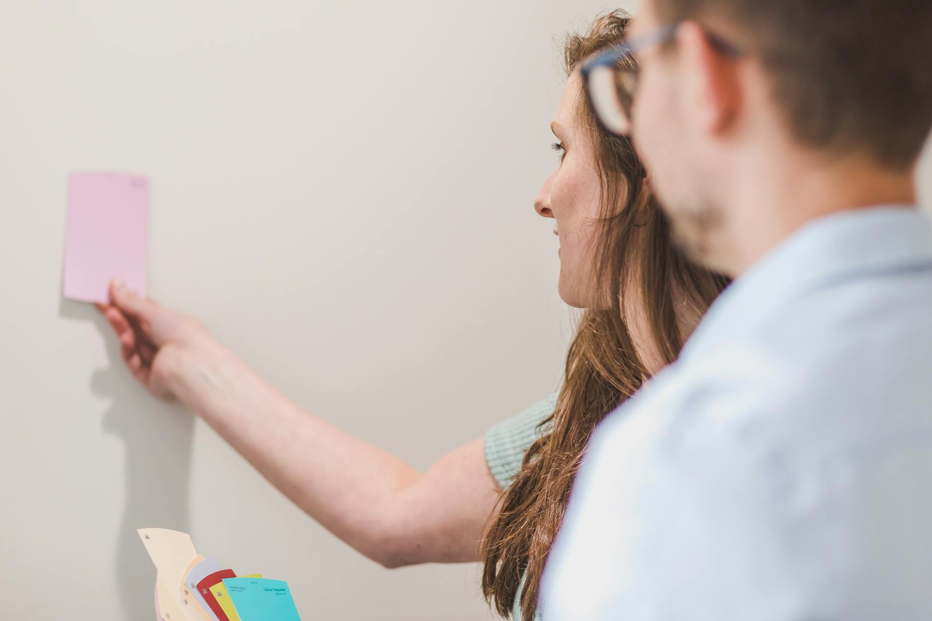 Moderne Schweizer Wohnung mit durchdachtem Farbkonzept: helle Wände, natürliche Holzelemente und dezente Farbakzente schaffen eine harmonische Atmosphäre.
