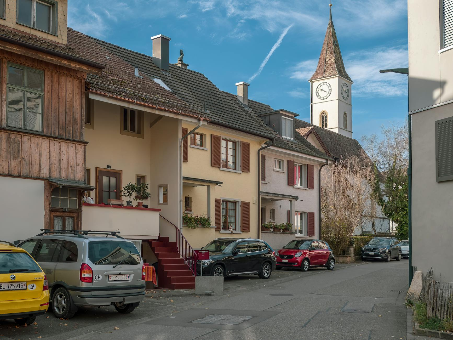 Ein typisches Schweizer Einfamilienhaus aus den 1950er Jahren mit Flachdach und Backsteinfassade, das für eine Sanierung vorbereitet wird, um Energieeffizienz und Modernität zu verbessern.