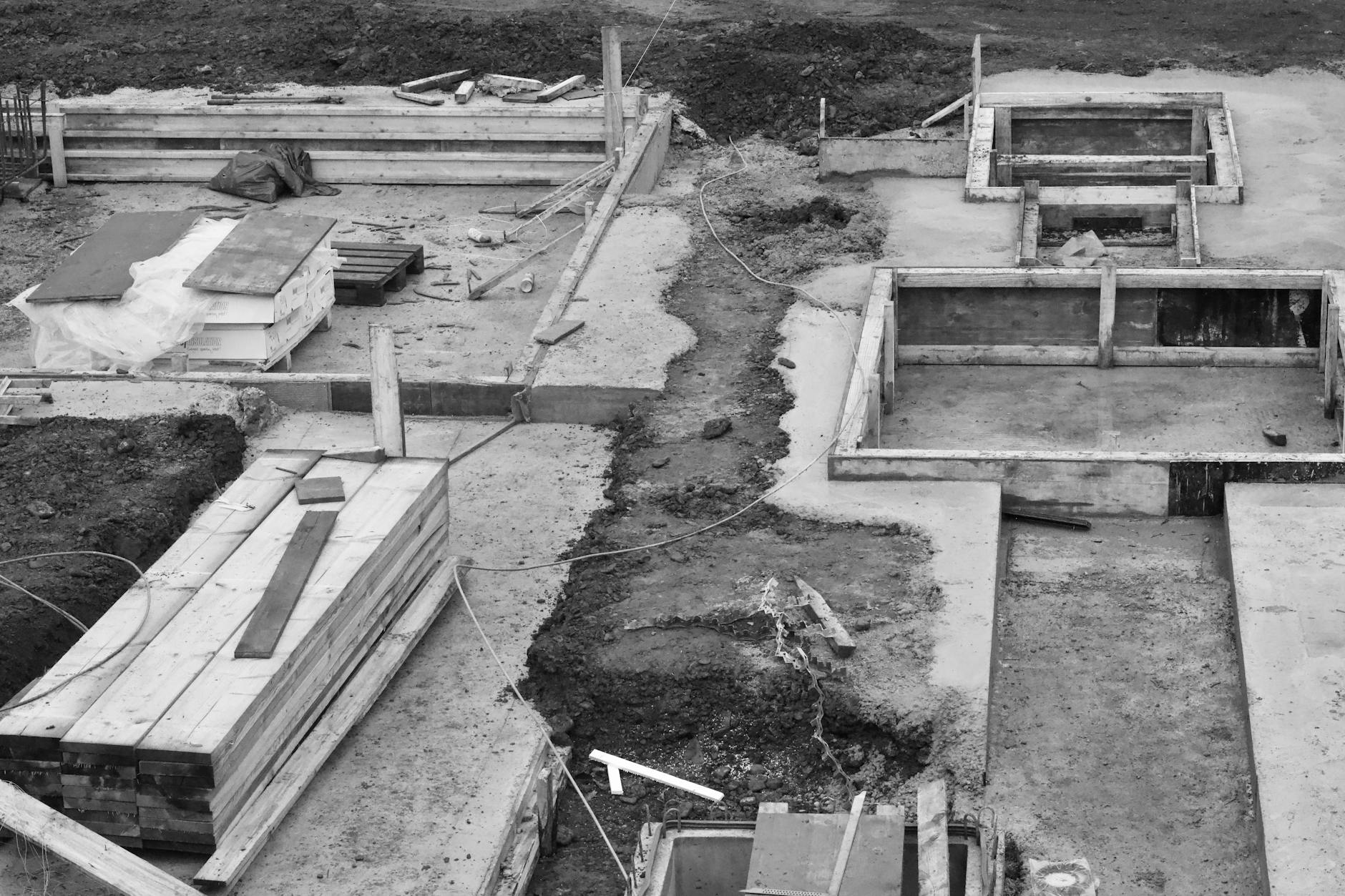 Eine Baustelle auf der B29 in der Schweiz mit modernen Maschinen und Planungsunterlagen, die den Fortschritt des Infrastrukturprojekts zeigt.