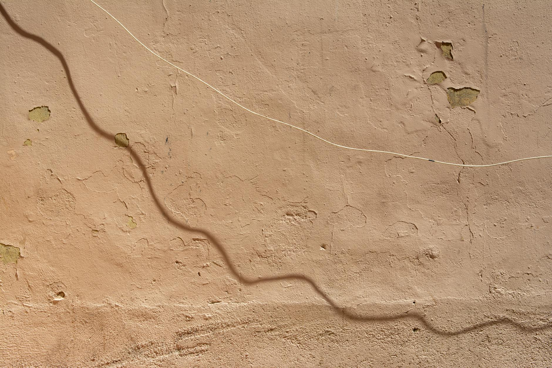 Moderner Schweizer Holzbau im Alpenvorland mit sichtbaren nachhaltigen Baumaterialien wie Holz, Hanfbeton und Lehmputz an der Fassade.