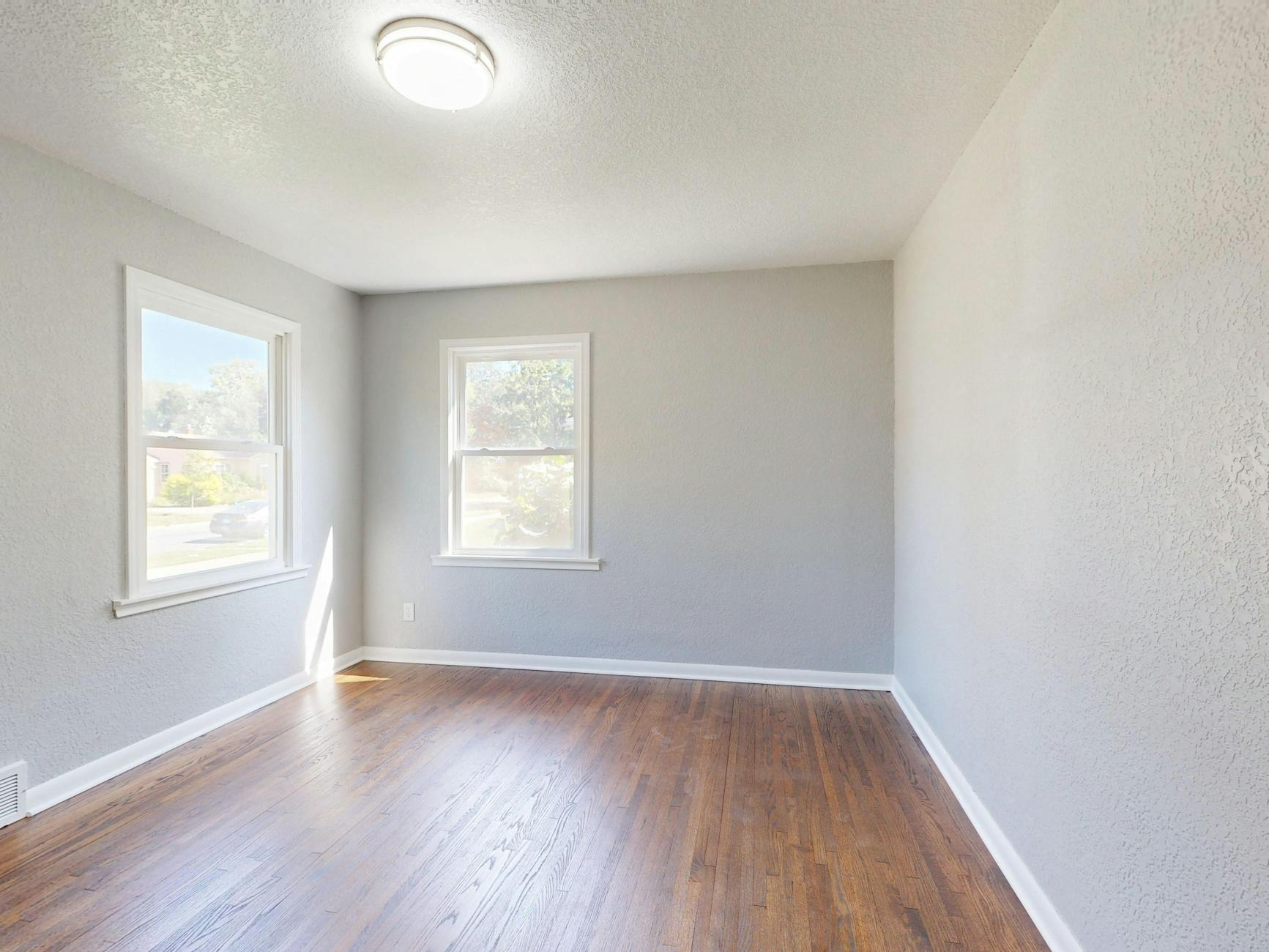 Moderne Schweizer Wohnung mit durchdachtem Farbkonzept: helle Wände, natürliche Holzelemente und dezente Farbakzente schaffen eine harmonische Atmosphäre.