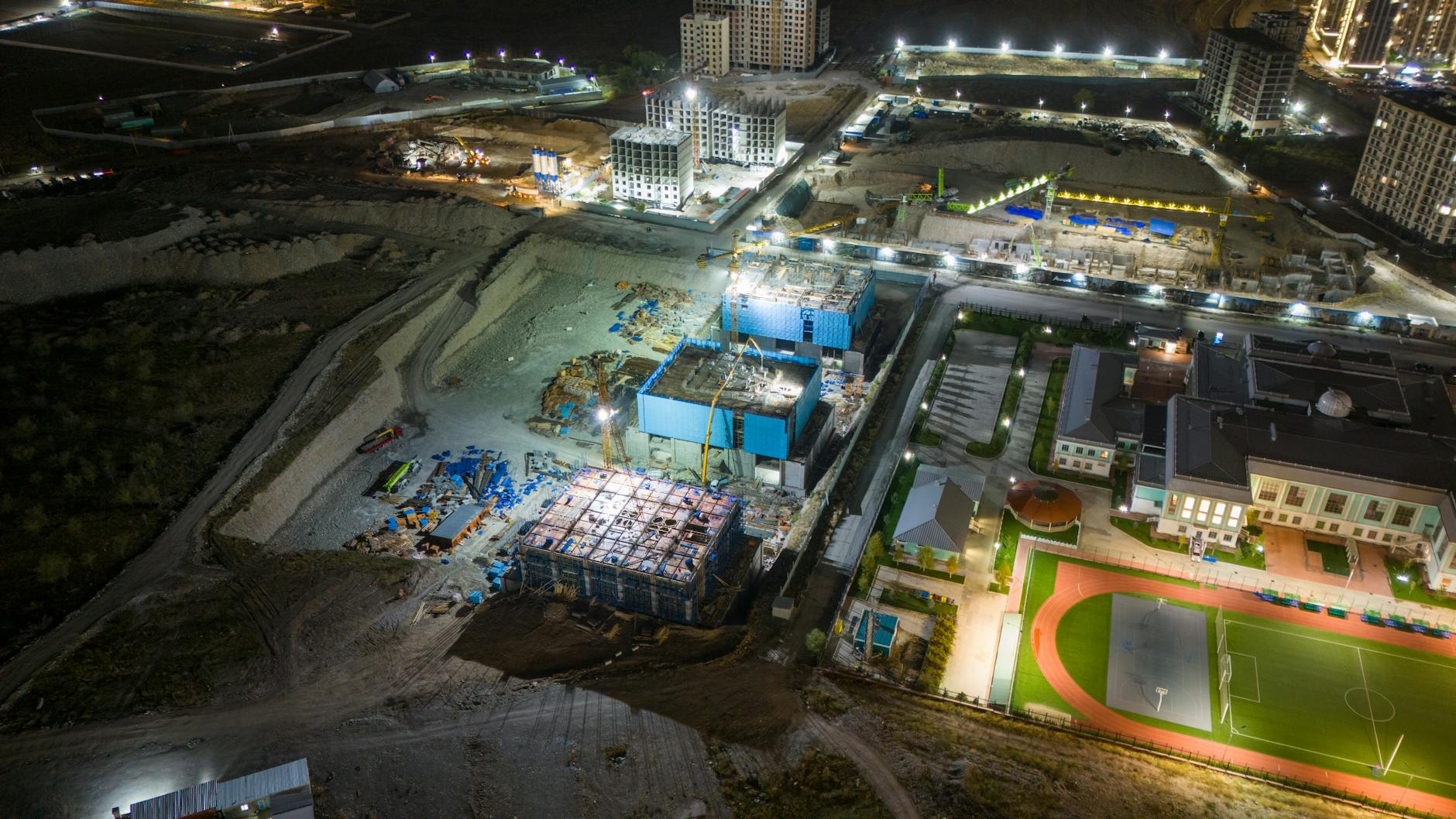 Eine Baustelle auf der B29 in der Schweiz mit modernen Maschinen und Planungsunterlagen, die den Fortschritt des Infrastrukturprojekts zeigt.