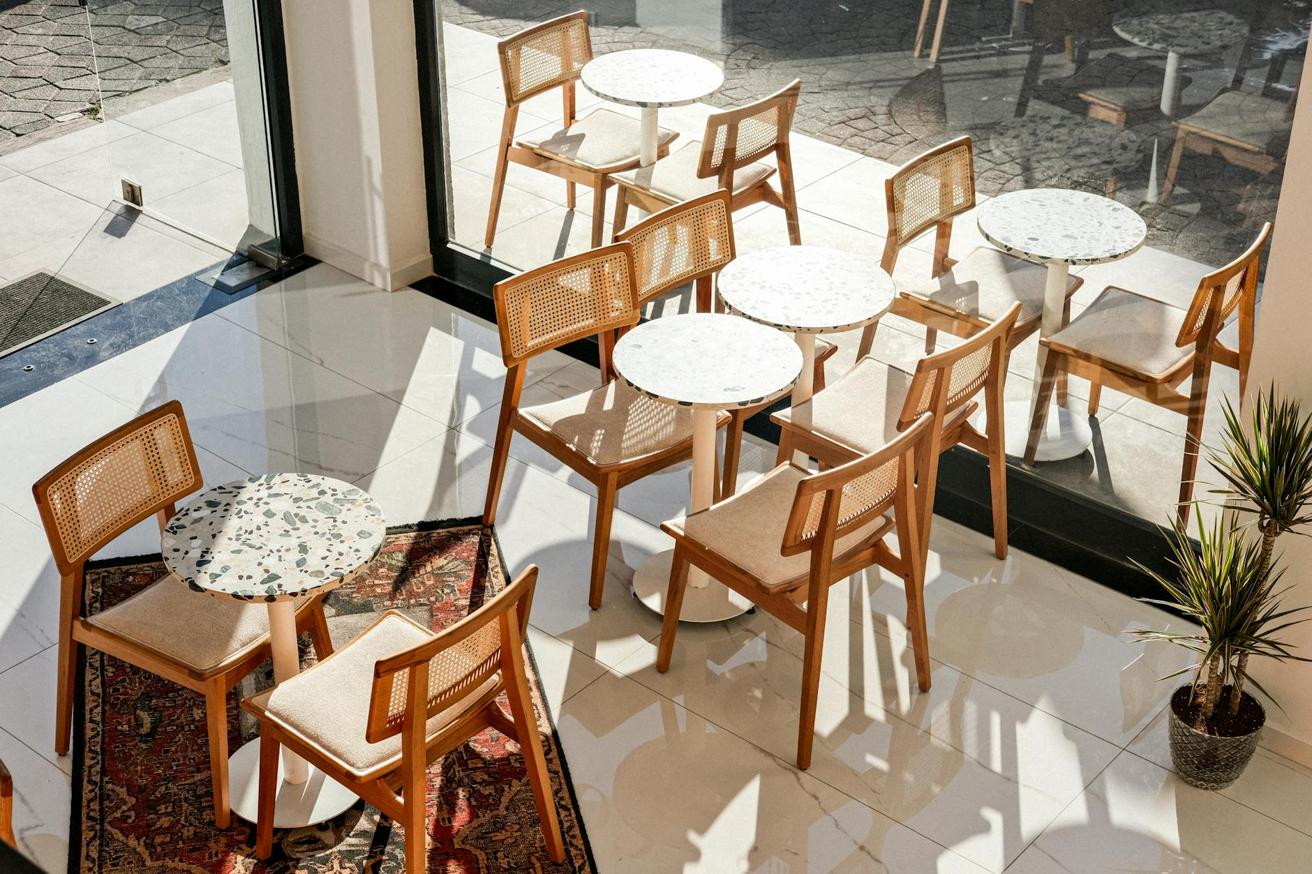 Ein moderner, heller Wohnraum in einem Schweizer Apartment mit Holzböden, großen Fenstern, nachhaltigen Materialien und integrierter smarter Haustechnik.