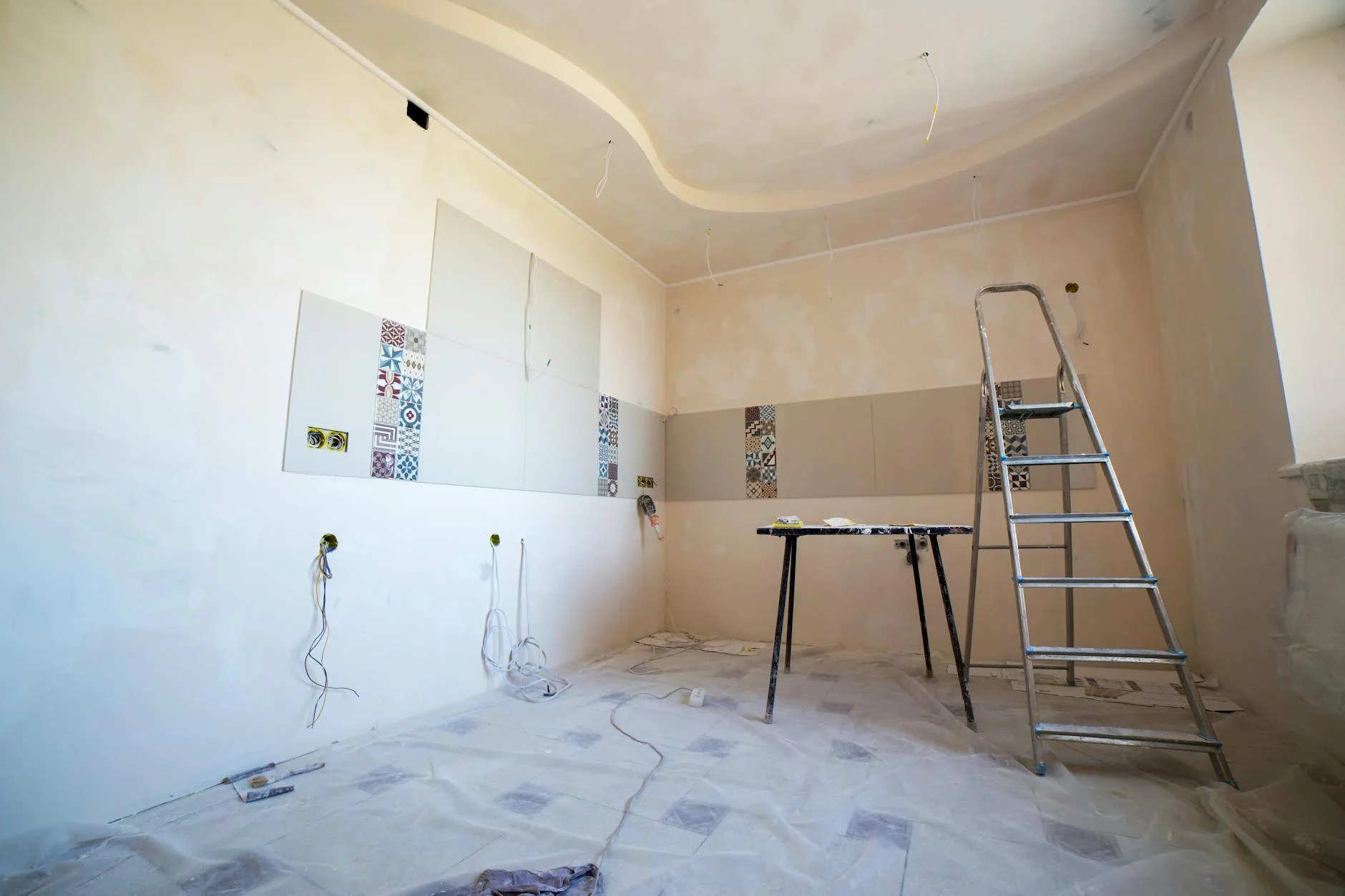 Ein Schweizer Bauherr hält einen Ordner mit Rechnungen und Bauplänen vor einem renovierten Haus, symbolisiert steueroptimierte Renovierung.