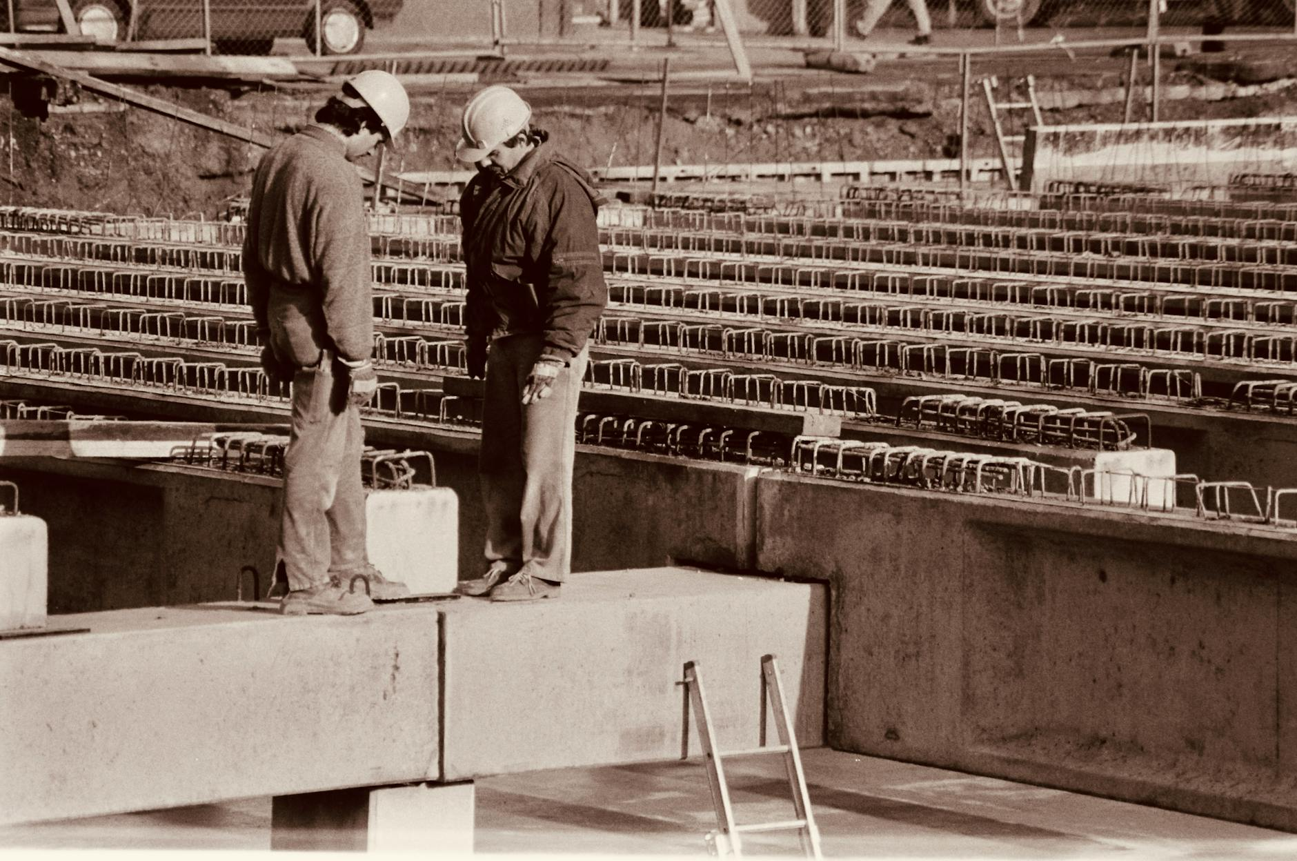 Eine Person plant mit einem Tablet die Modernisierungskosten für ein Schweizer Haus im Hintergrund.