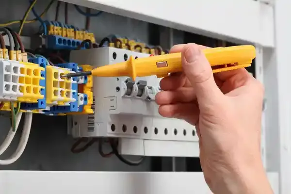 Moderne Elektroinstallation in minimalistischem Design, unsichtbar integrierte Stromleitungen in einer hellen Wohnraumwand, elektROMAN Handwerk.