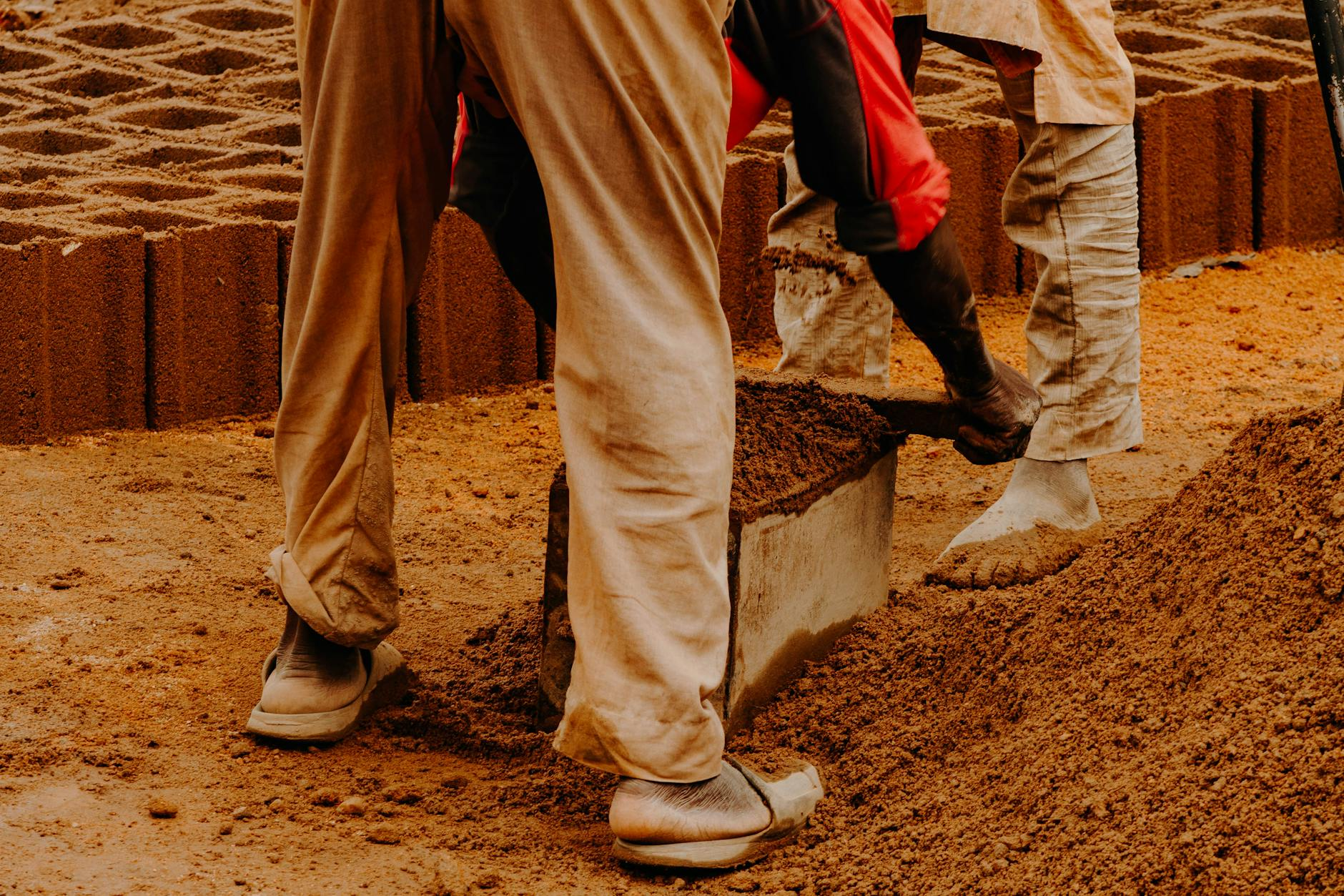Moderne Schweizer Baustelle mit nachhaltigen Materialien wie Dämmung und Kupferrohren im Einsatz für eine energieeffiziente Haustechnik-Installation.