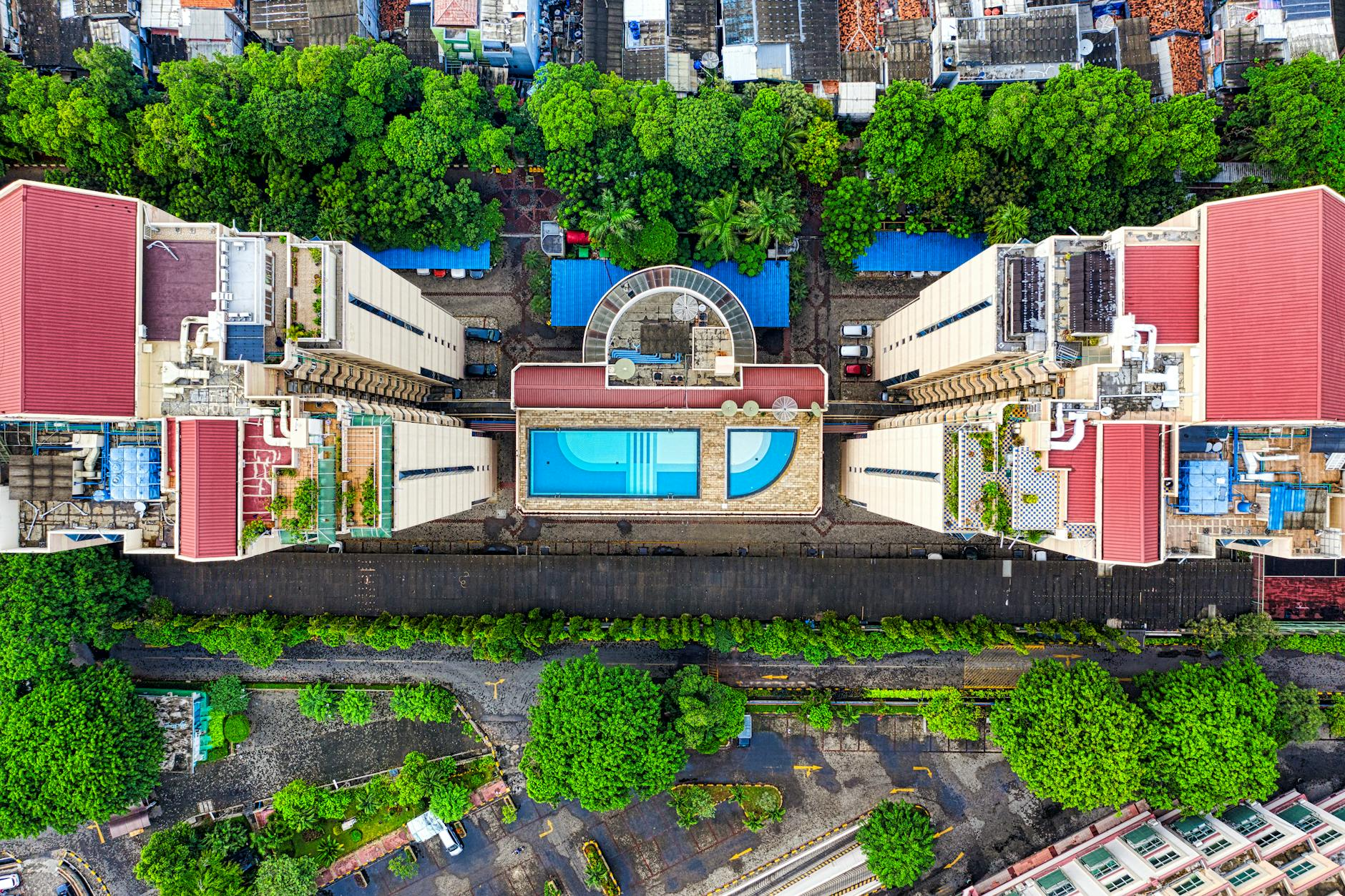 Luftaufnahme der Austrasse in Zürich mit einer Mischung aus modernen Gebäuden, begrünten Flächen und urbaner Infrastruktur, die das Gleichgewicht zwischen Stadtentwicklung und Natur zeigt.