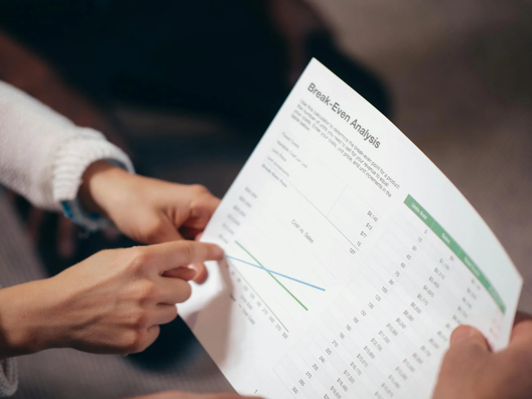 Eine moderne Hybrid-Wärmepumpe in einem Schweizer Einfamilienhaus, die effizient und umweltfreundlich Heizwärme bereitstellt.