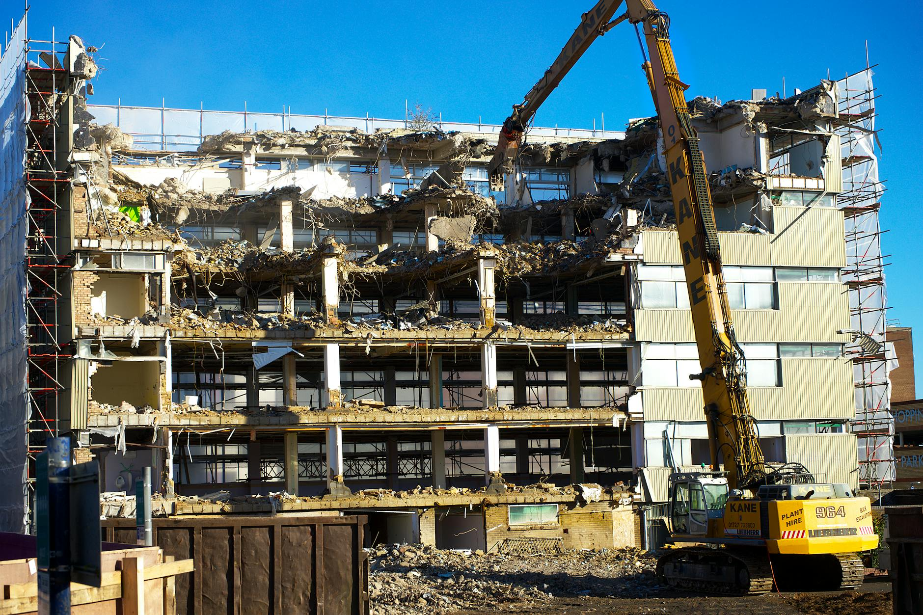 Ein typisches Schweizer Einfamilienhaus aus den 1950er Jahren mit Flachdach und Backsteinfassade, das für eine Sanierung vorbereitet wird, um Energieeffizienz und Modernität zu verbessern.