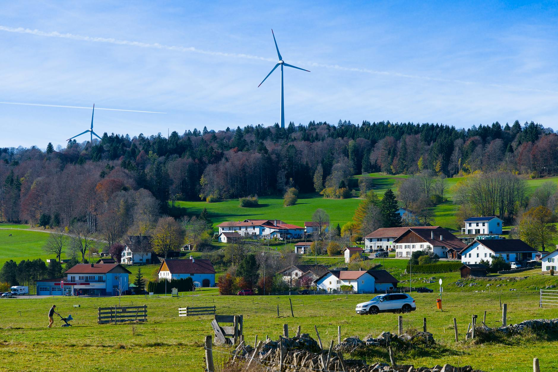 Ein Schweizer Einfamilienhaus mit modernen Solarpanels auf dem Dach vor alpiner Landschaft, symbolisiert nachhaltige Energiegewinnung und Investition in erneuerbare Ressourcen.