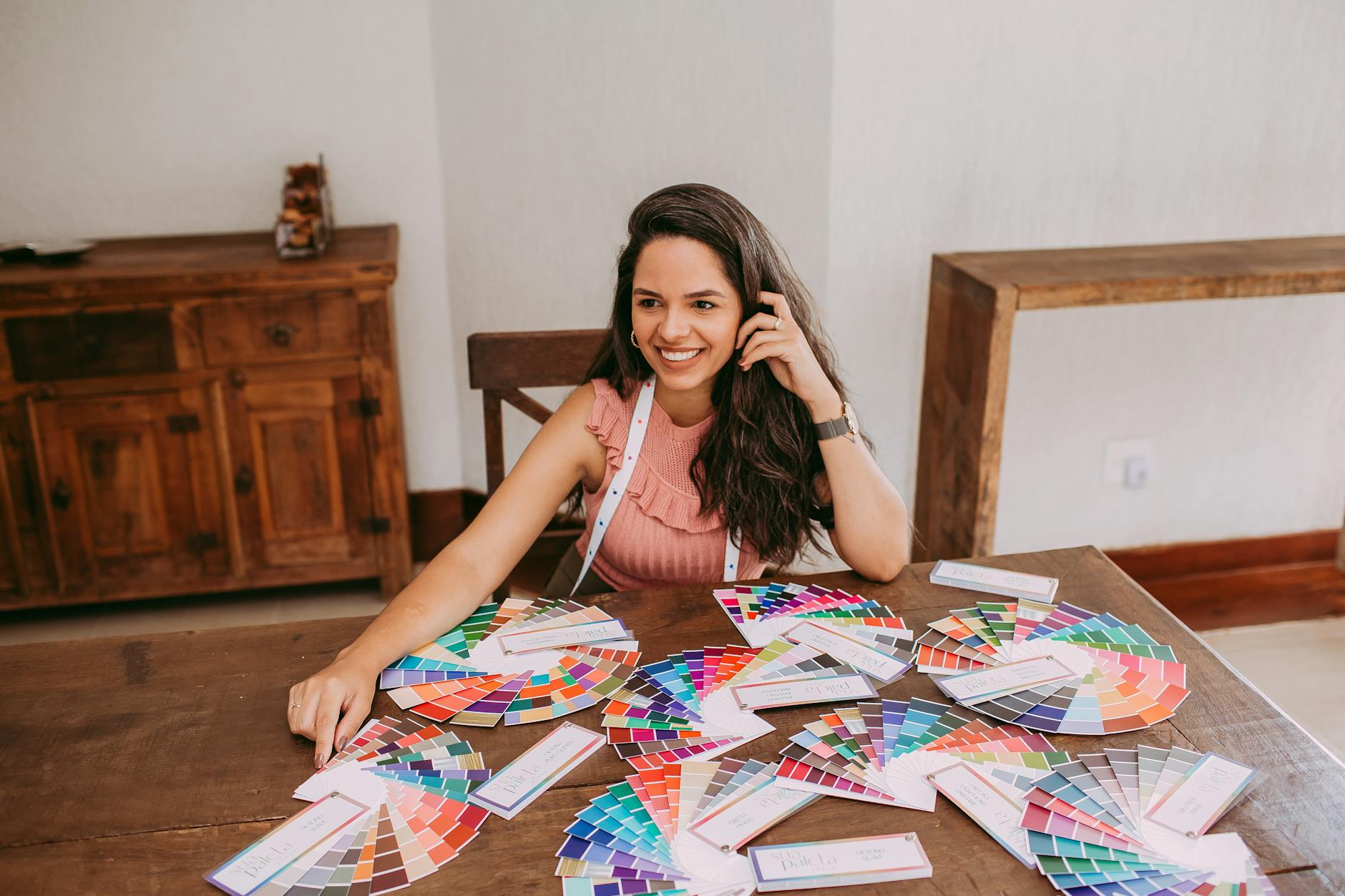 Moderne Schweizer Wohnung mit durchdachtem Farbkonzept: helle Wände, natürliche Holzelemente und dezente Farbakzente schaffen eine harmonische Atmosphäre.