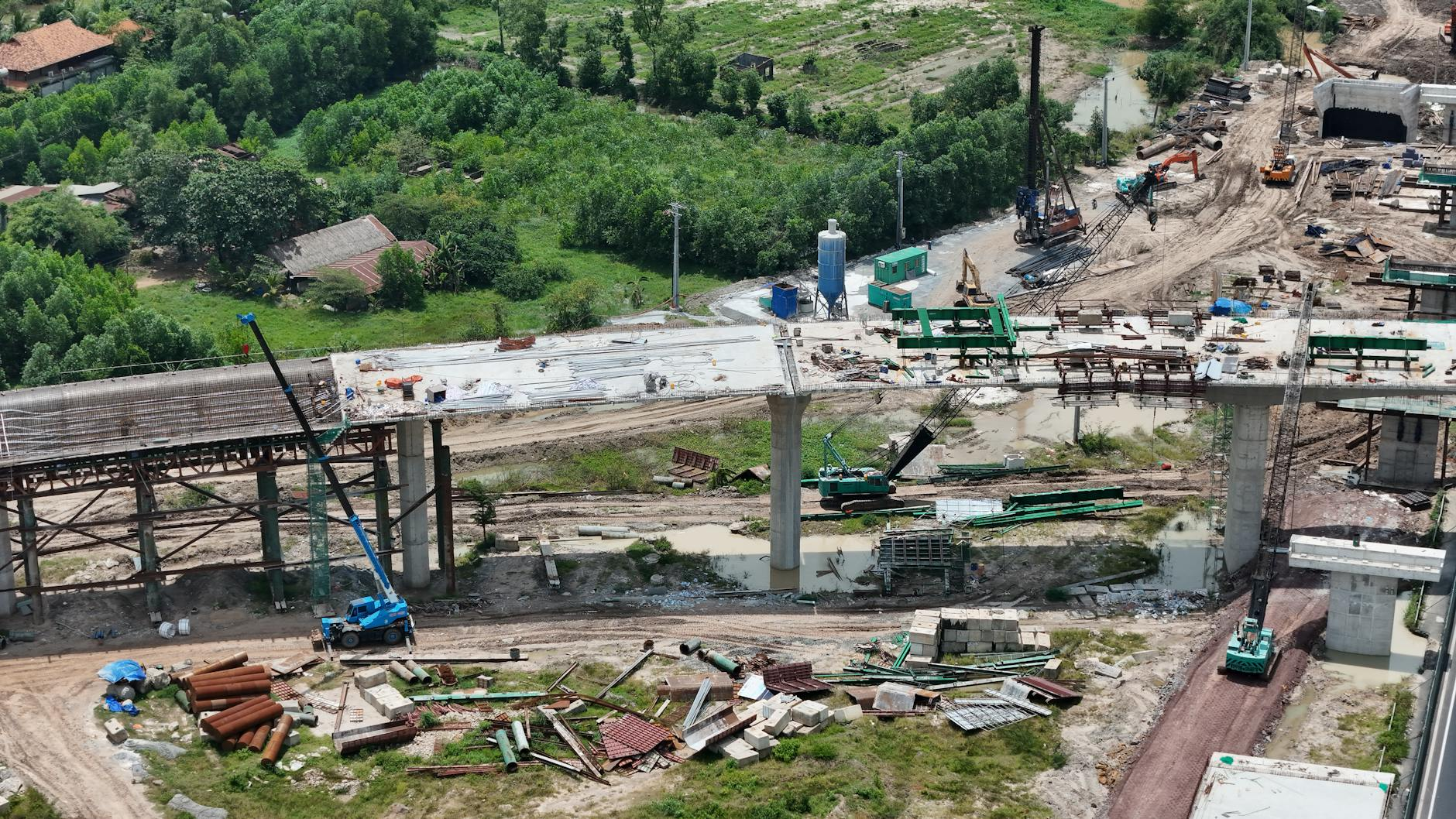 Eine Baustelle auf der B29 in der Schweiz mit modernen Maschinen und Planungsunterlagen, die den Fortschritt des Infrastrukturprojekts zeigt.