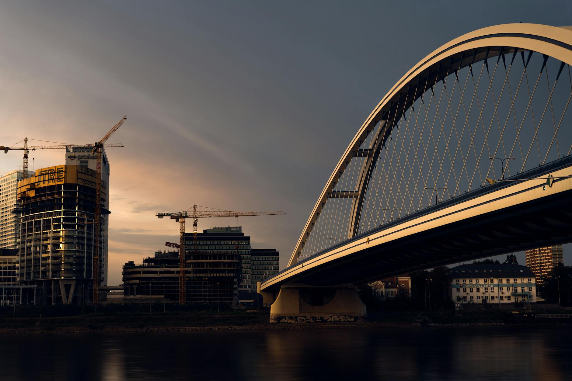 Facharbeiter installieren Dämmung an der Aussenwand eines Schweizer Einfamilienhauses mit Blick auf die Alpen im Hintergrund