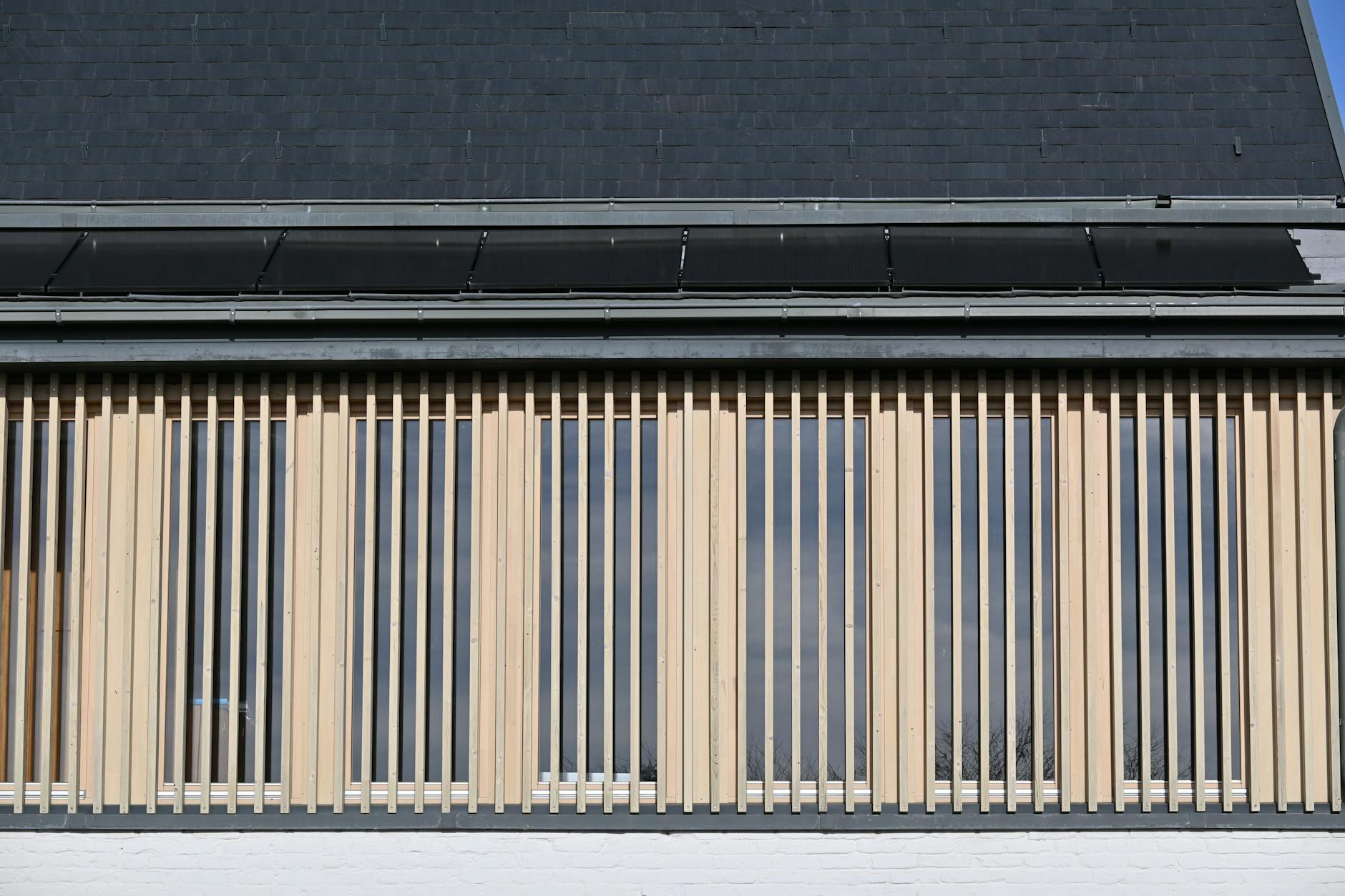 Luftaufnahme der Austrasse in Zürich mit einer Mischung aus modernen Gebäuden, begrünten Flächen und urbaner Infrastruktur, die das Gleichgewicht zwischen Stadtentwicklung und Natur zeigt.