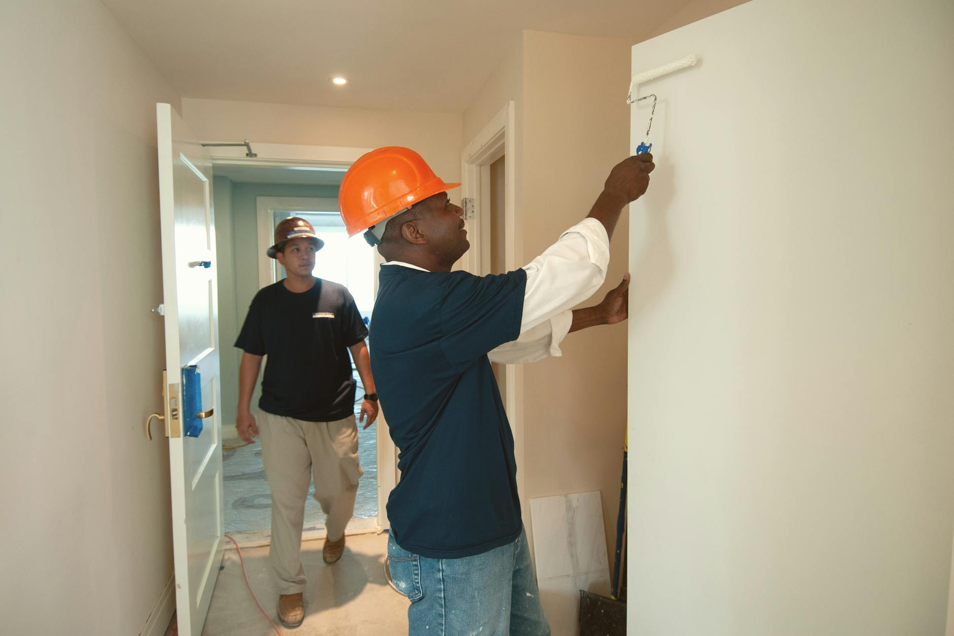 Ein traditionelles Schweizer Einfamilienhaus während einer energetischen Sanierung mit sichtbarer Fassadendämmung und neuen Fenstern, um Energieeffizienz und Wertsteigerung zu demonstrieren.