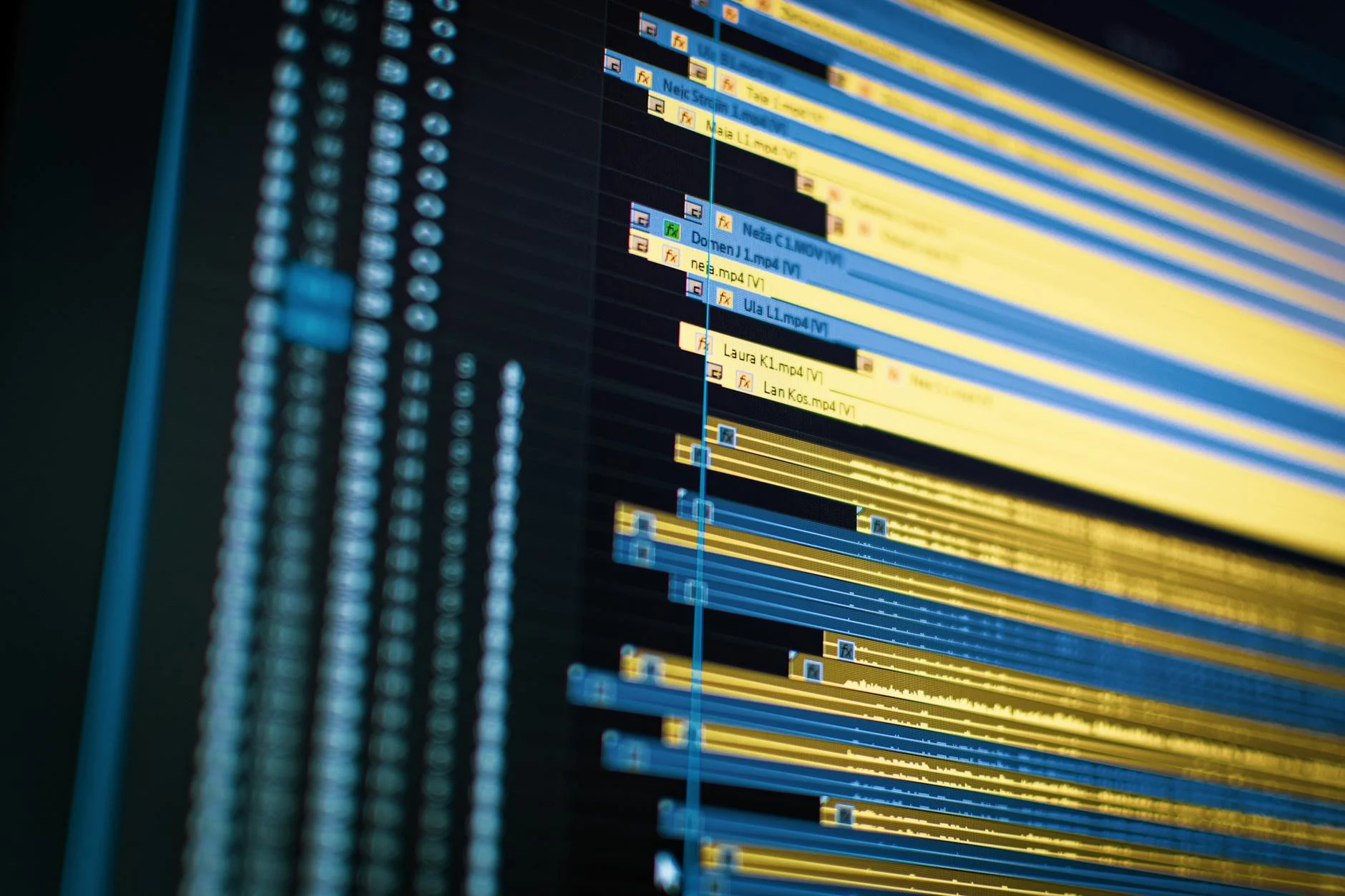 Architekt und Bauherr besprechen digitale Baupläne auf einem Tablet auf einer Schweizer Baustelle mit Alpen im Hintergrund